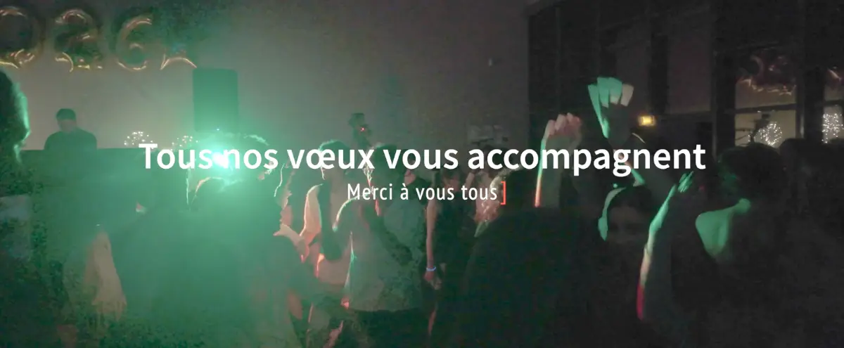 Écran de fin du film d'un bal de promo lycéen avec message de vœux sur la piste de danse — montage vidéo d'événements scolaires