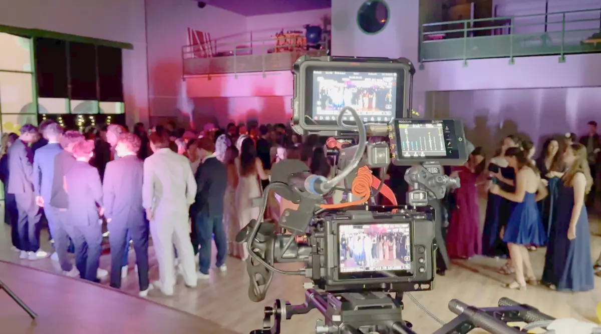 Caméra de cinéma avec moniteurs filmant la piste de danse d'un bal de promo — matériel professionnel de captation vidéo