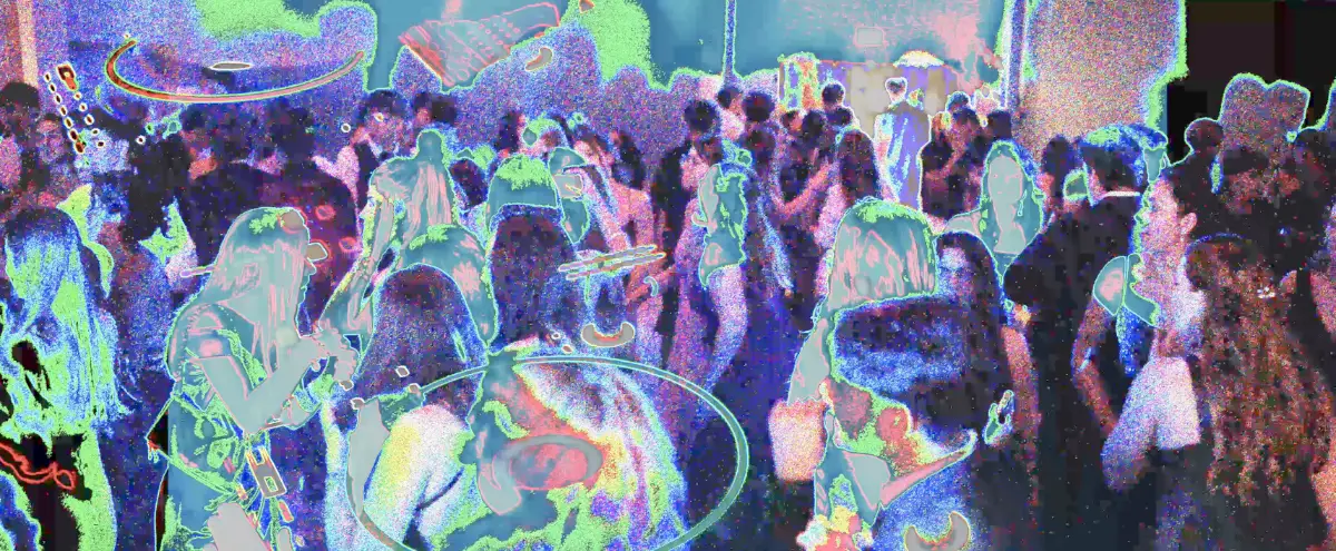 Piste de danse d'un bal de promo lycéen en traitement stylisé psychédélique — extrait créatif du film d'événement