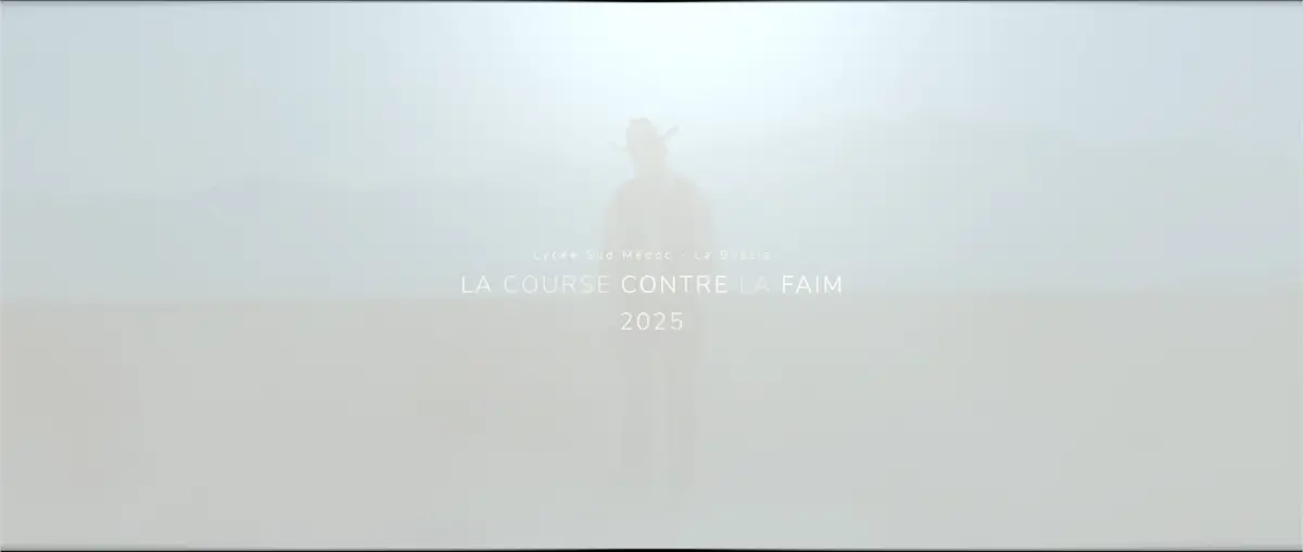 Silhouette d'un coureur dans une brume lumineuse, plan d'ouverture de La Course contre la Faim 2025 au Lycée Sud Médoc