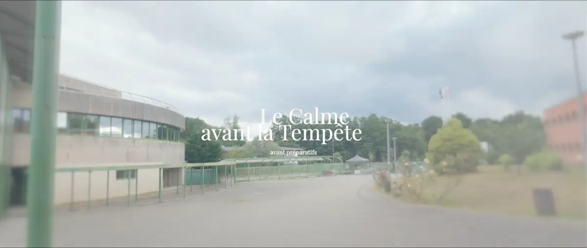 Allée déserte du Lycée Sud Médoc sous un ciel nuageux avant l'installation — plan "Le Calme avant la Tempête" de La Course contre la Faim 2025