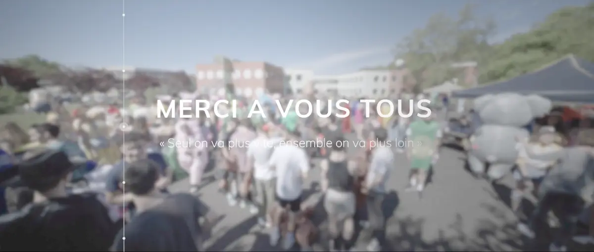 Foule d'élèves rassemblés dans la cour du Lycée Sud Médoc — plan de clôture "Merci à vous tous" des olympiades
