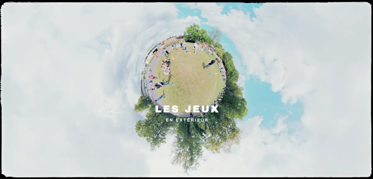 Vue 360° effet "petite planète" d'élèves rassemblés sur une pelouse lors des jeux en extérieur des olympiades du Lycée Sud Médoc