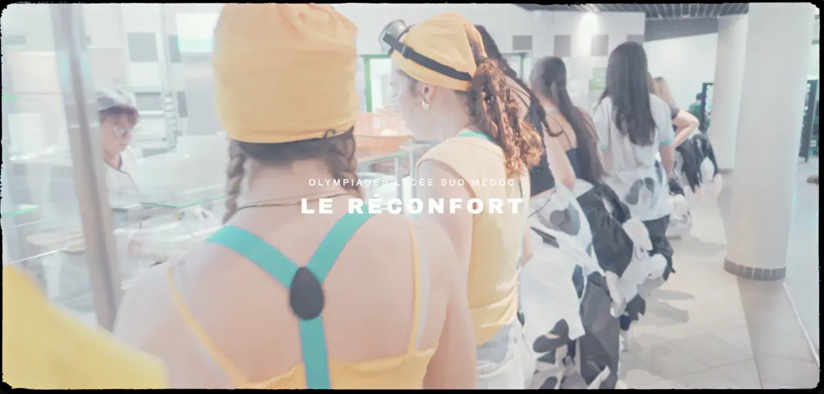 Élèves en tenues colorées et bandanas jaunes faisant la queue à la cantine lors des olympiades du Lycée Sud Médoc